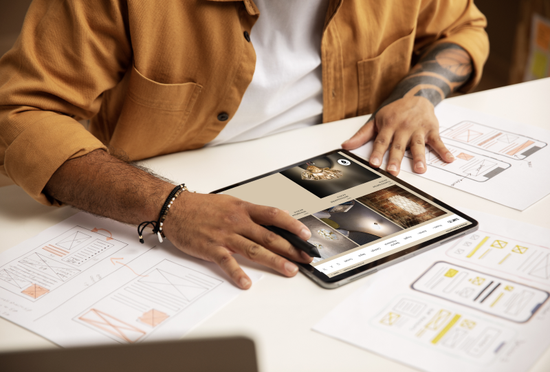 Uomo Dell Angolo Alto Che Lavora Con Il Tablet